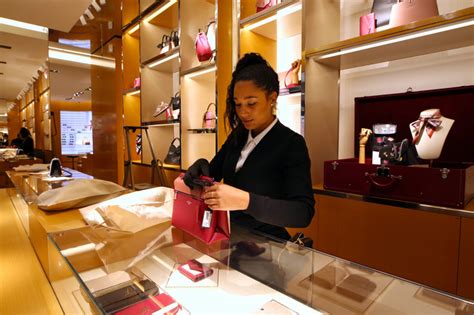 Salaires mensuels chez Louis Vuitton .